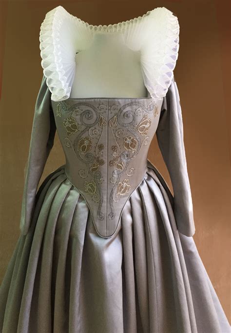 scolli abiti stile tudor
